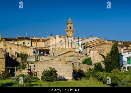 Blick auf das Dorf Lloret de Vistalegre (Gemeinde Algaida) an einem Frühlingnachmittag (Mallorca, Balearen, Spanien) Stockfoto