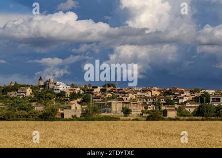 Dorf Santa Eugenia an einem Frühling - Sommer Nachmittag mit Cumulonimbus Sturmwolken im Hintergrund (Mallorca, Balearen, Spanien) Stockfoto