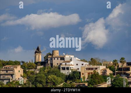 Dorf Santa Eugenia an einem Frühling - Sommer Nachmittag mit Cumulonimbus Sturmwolken im Hintergrund (Mallorca, Balearen, Spanien) Stockfoto