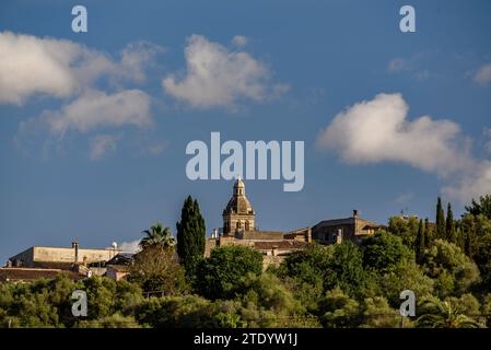 Dorf Santa Eugenia an einem Frühling - Sommer Nachmittag mit Cumulonimbus Sturmwolken im Hintergrund (Mallorca, Balearen, Spanien) Stockfoto