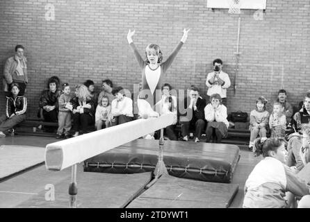 Club Camp. Gymnastik, Sportverein, IJm., Gymnastik, IJmuiden, Niederlande, 10-02-1990, Whizgle News from the Past, maßgeschneidert für die Zukunft. Erkunden Sie historische Geschichten, das Image der niederländischen Agentur aus einer modernen Perspektive, die die Lücke zwischen den Ereignissen von gestern und den Erkenntnissen von morgen überbrückt. Eine zeitlose Reise, die die Geschichten prägt, die unsere Zukunft prägen. Stockfoto