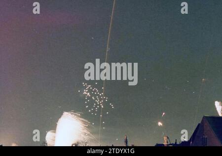 Feuerwerk, Haarlem, Niederlande, 30-12-1996, Whizgle News from the Past, maßgeschneidert für die Zukunft. Erkunden Sie historische Geschichten, das Image der niederländischen Agentur aus einer modernen Perspektive, die die Lücke zwischen den Ereignissen von gestern und den Erkenntnissen von morgen überbrückt. Eine zeitlose Reise, die die Geschichten prägt, die unsere Zukunft prägen. Stockfoto