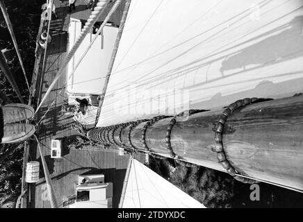 Segeltour mit dem Schoner Te Vega, Scheveningen, 15-08-1990, Whizgle News from the Past, zugeschnitten auf die Zukunft. Erkunden Sie historische Geschichten, das Image der niederländischen Agentur aus einer modernen Perspektive, die die Lücke zwischen den Ereignissen von gestern und den Erkenntnissen von morgen überbrückt. Eine zeitlose Reise, die die Geschichten prägt, die unsere Zukunft prägen. Stockfoto