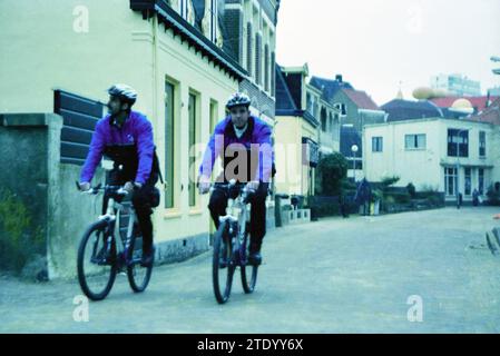 Fahrradpolizei, Zandvoort, Zandvoort, 18-02-2001, Whizgle News aus der Vergangenheit, zugeschnitten auf die Zukunft. Erkunden Sie historische Geschichten, das Image der niederländischen Agentur aus einer modernen Perspektive, die die Lücke zwischen den Ereignissen von gestern und den Erkenntnissen von morgen überbrückt. Eine zeitlose Reise, die die Geschichten prägt, die unsere Zukunft prägen. Stockfoto