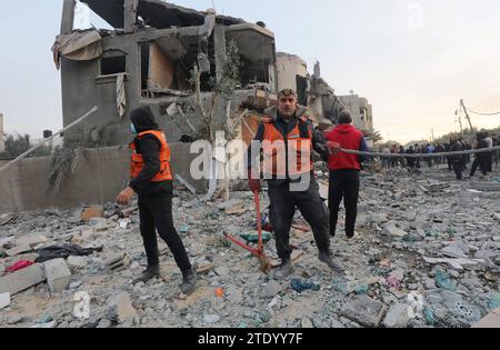 Palästinenser untersuchen die Schäden an einem Wohngebäude, das nach dem israelischen Bombardement auf Dair El-Balah gehört. Palästinenser untersuchen die Schäden an einem Wohngebäude, das nach dem israelischen Bombardement auf Dair El-Balah im Zentrum des Gazastreifens am 20. Dezember 2023 gehört. Foto: Naaman Omar apaimages Dair El-Balah Gazastreifen Palästinensische Gebiete 201223 Dair El-Balah NAA 0020 Copyright: XapaimagesxNaamanxOmarxxapaimagesx Stockfoto