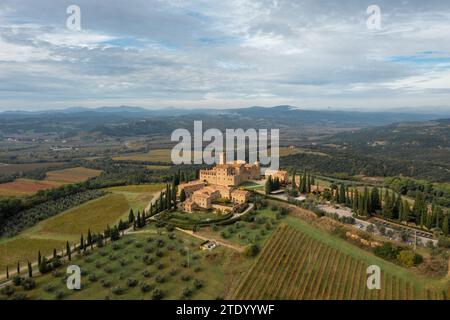 Montalcino, Italien - 16. November 2023: Aus der Vogelperspektive auf das Schloss Poggio alle Mura und das Weinresort Villa Banfi in der Toskana Stockfoto