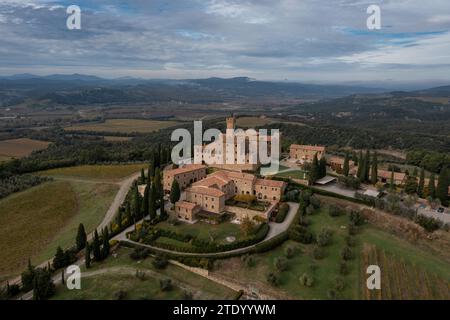 Montalcino, Italien - 16. November 2023: Aus der Vogelperspektive auf das Schloss Poggio alle Mura und das Weinresort Villa Banfi in der Toskana Stockfoto