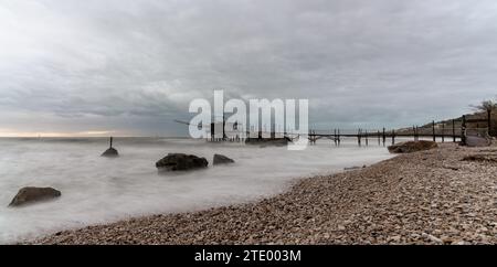 Ein Blick auf den Trabocco Punto le Morge, der an einem bewölkten Regentag an der Costa dei Trabocchi in Italien wohnt Stockfoto