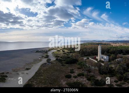 Ein Panoramablick auf Punta Alice Strand und Leuchtturm in Kalabrien Stockfoto