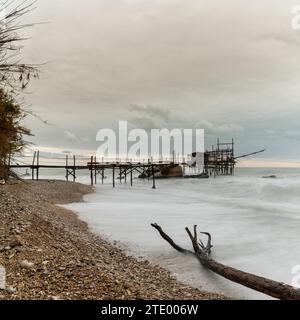 Ein Blick auf den Trabocco Punto le Morge, der an einem bewölkten Regentag an der Costa dei Trabocchi in Italien wohnt Stockfoto