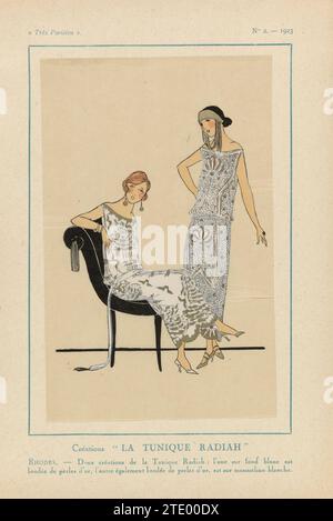 Very Parisian, 1923, Nr. 2: Kreationen 'La Tuniic Radiah' ..., 1923 zwei Designs von La Tunique Radiah: Das eine auf einer weißen Oberfläche und mit Goldperlen bestickt, das andere Idem mit Goldperlen auf einem weißen Musselin. Zubehör: Stirnband, Ohrringe, Pumps und/oder Schuhe mit Riemen. Druck aus dem Modemagazin Très Parisien (1920-1936). Pariser Buchdruckpapier mit zwei Designs von La Tunique Radiah: Das eine auf einer weißen Oberfläche und mit Goldperlen bestickt, das andere Idem mit Goldperlen auf einem weißen Musselin. Zubehör: Stirnband, Ohrringe, Pumps und/oder Schuhe mit Riemen. Stockfoto