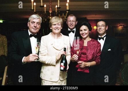 Party, Amstel Hotel, 22-09-1999, Whizgle News aus der Vergangenheit, maßgeschneidert für die Zukunft. Erkunden Sie historische Geschichten, das Image der niederländischen Agentur aus einer modernen Perspektive, die die Lücke zwischen den Ereignissen von gestern und den Erkenntnissen von morgen überbrückt. Eine zeitlose Reise, die die Geschichten prägt, die unsere Zukunft prägen. Stockfoto