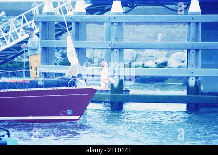 Start des Segelrennens in IJmuiden, IJmuiden, Niederlande, 12-07-1996, Whizgle News from the Past, maßgeschneidert für die Zukunft. Erkunden Sie historische Geschichten, das Image der niederländischen Agentur aus einer modernen Perspektive, die die Lücke zwischen den Ereignissen von gestern und den Erkenntnissen von morgen überbrückt. Eine zeitlose Reise, die die Geschichten prägt, die unsere Zukunft prägen. Stockfoto