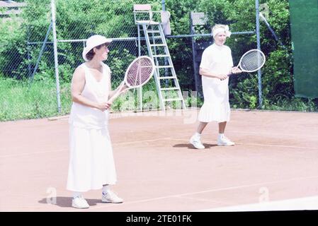 Ladies Day, Tennis, Santpoort, Santpoort, 19.06.1996, Whizgle News aus der Vergangenheit, zugeschnitten auf die Zukunft. Erkunden Sie historische Geschichten, das Image der niederländischen Agentur aus einer modernen Perspektive, die die Lücke zwischen den Ereignissen von gestern und den Erkenntnissen von morgen überbrückt. Eine zeitlose Reise, die die Geschichten prägt, die unsere Zukunft prägen. Stockfoto