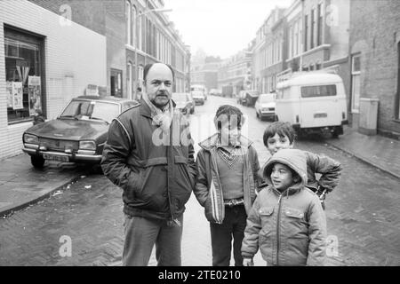 Herr Sevil, Gemeindeentwickler Frans Halsbuurt, Ausländer, Viertel, Gemeindezentren, örtliche Geschäfte, Trainingszentren, 24. 11. 1983, Whizgle News aus der Vergangenheit, zugeschnitten auf die Zukunft. Erkunden Sie historische Geschichten, das Image der niederländischen Agentur aus einer modernen Perspektive, die die Lücke zwischen den Ereignissen von gestern und den Erkenntnissen von morgen überbrückt. Eine zeitlose Reise, die die Geschichten prägt, die unsere Zukunft prägen. Stockfoto