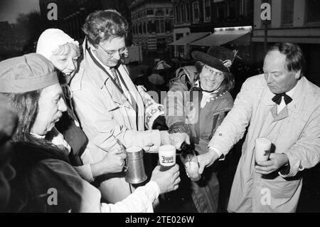 Haarlem Jopen Beer, Haarlem, Niederlande, 10-11-1994, Whizgle News from the Past, maßgeschneidert für die Zukunft. Erkunden Sie historische Geschichten, das Image der niederländischen Agentur aus einer modernen Perspektive, die die Lücke zwischen den Ereignissen von gestern und den Erkenntnissen von morgen überbrückt. Eine zeitlose Reise, die die Geschichten prägt, die unsere Zukunft prägen. Stockfoto