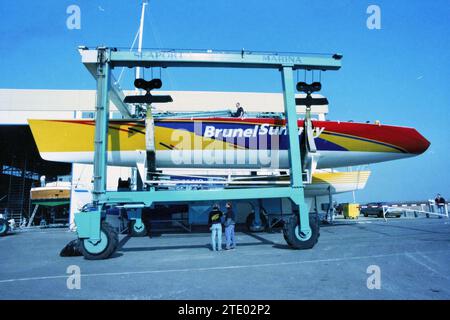 Ankunft von Brunelsunergy, Teilnehmer am Whitbread Around the World Segelrennen mit Crew Roy Heiner und Hans Bouscholte, das am 21. September 1997 in IJmuiden, Niederlande, 09-03-1997, startet, Whizgle News aus der Vergangenheit, zugeschnitten auf die Zukunft. Erkunden Sie historische Geschichten, das Image der niederländischen Agentur aus einer modernen Perspektive, die die Lücke zwischen den Ereignissen von gestern und den Erkenntnissen von morgen überbrückt. Eine zeitlose Reise, die die Geschichten prägt, die unsere Zukunft prägen. Stockfoto