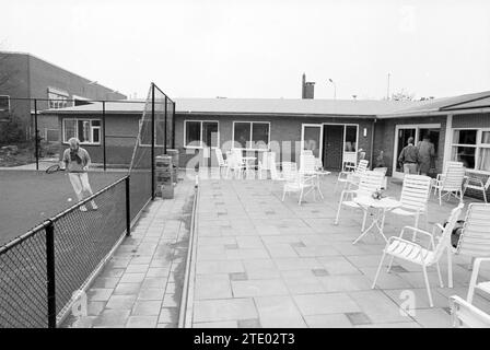 Tennisverein Clubhaus, 00-04-1989, Whizgle News aus der Vergangenheit, zugeschnitten auf die Zukunft. Erkunden Sie historische Geschichten, das Image der niederländischen Agentur aus einer modernen Perspektive, die die Lücke zwischen den Ereignissen von gestern und den Erkenntnissen von morgen überbrückt. Eine zeitlose Reise, die die Geschichten prägt, die unsere Zukunft prägen. Stockfoto