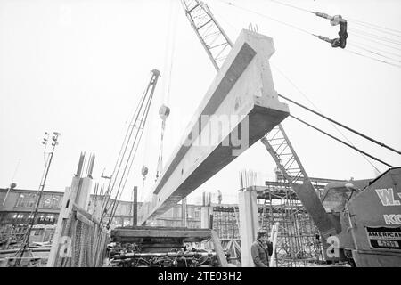 Bericht über den Transport und die Installation schwerer Stahlträger für den Bau. Whizgle News aus der Vergangenheit, maßgeschneidert für die Zukunft. Erkunden Sie historische Geschichten, das Image der niederländischen Agentur aus einer modernen Perspektive, die die Lücke zwischen den Ereignissen von gestern und den Erkenntnissen von morgen überbrückt. Eine zeitlose Reise, die die Geschichten prägt, die unsere Zukunft prägen. Stockfoto