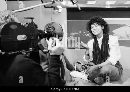 Arrival of Popgroup Stars TV Film Fame at Schiphol, Groups, Music, 28-03-1983, Whizgle News from the Past, Tailored for the Future. Erkunden Sie historische Geschichten, das Image der niederländischen Agentur aus einer modernen Perspektive, die die Lücke zwischen den Ereignissen von gestern und den Erkenntnissen von morgen überbrückt. Eine zeitlose Reise, die die Geschichten prägt, die unsere Zukunft prägen. Stockfoto