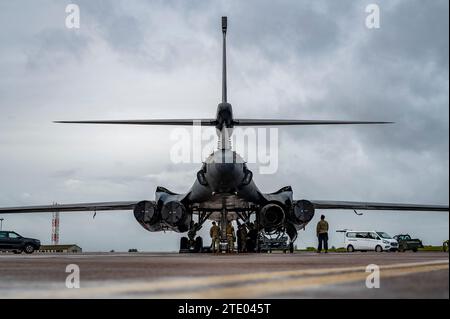 Flieger des 9. Expeditionärs perforieren am 1. November 2023 einen schnellen Triebwerkswechsel bei der RAF Fairford, Großbritannien. Foto: Ryan Hayman Stockfoto