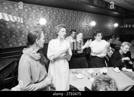 1. Haarlem Gesangsfestival ½ Finale in Zijlpoort, Gesangschöre, Haarlem, Niederlande, 07-05-1989, Whizgle News from the Past, Tailored for the Future. Erkunden Sie historische Geschichten, das Image der niederländischen Agentur aus einer modernen Perspektive, die die Lücke zwischen den Ereignissen von gestern und den Erkenntnissen von morgen überbrückt. Eine zeitlose Reise, die die Geschichten prägt, die unsere Zukunft prägen. Stockfoto