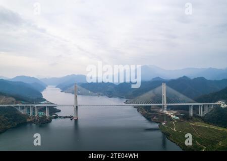 Peking, China. Dezember 2023. Dieses Luftbild, das am 19. Dezember 2023 aufgenommen wurde, zeigt eine große Brücke der Guanzhuang-Xinhua-Schnellstraße in der zentralchinesischen Provinz Hunan. Die Schnellstraße, die Huaihua, Changde, Yiyang und Loudi verbindet, wurde am Dienstag offiziell in Betrieb genommen. Die Schnellstraße hat eine Länge von 76,581 Kilometern und insgesamt 106 Brücken und 22 Tunnel. Quelle: Chen Sihan/Xinhua/Alamy Live News Stockfoto