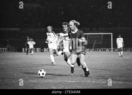Football Amsterdam 701, Anderlecht - Leeds United, Football, 06-08-1976, Whizgle News from the Past, Tailored for the Future. Erkunden Sie historische Geschichten, das Image der niederländischen Agentur aus einer modernen Perspektive, die die Lücke zwischen den Ereignissen von gestern und den Erkenntnissen von morgen überbrückt. Eine zeitlose Reise, die die Geschichten prägt, die unsere Zukunft prägen. Stockfoto