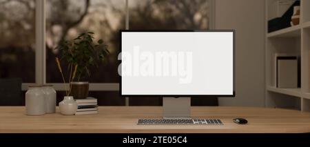 Ein modernes privates Büro mit einem Computermodell mit weißem Bildschirm auf einem Holzschreibtisch. 3D-Rendering, 3D-Abbildung Stockfoto