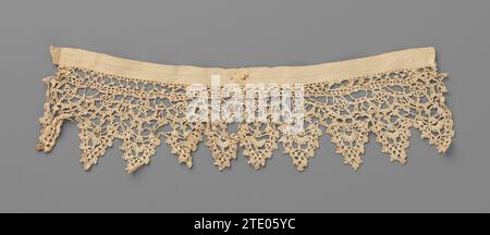 Streifenhäkelseite mit spitzen Skulpturen wie Punto in Aria, Anonym, ca. 1875 - ca. 1899 Streifenhäkelseite mit naturfarbener Häkelseite, mit der Punto in Aria imitiert wird (Nadelseite). Das sich wiederholende und symmetrische Muster besteht aus dreieckigen Jakobsmuscheln mit einem Bogen um eine Rosette an jedem Punkt. Das Muster basiert auf Nadelseitenmustern aus dem Beginn des 17. Jahrhunderts. Die Oberseite des Streifens ist mit einem gewebten Leinenriemen versehen. Niederlande Leinen (Material) Häkelstreifen naturfarbene Häkelseite, mit der Punto in Aria imitiert wird (Nadelseite). Die sich wiederholende und symmetrische Stockfoto