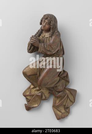 Hovering Angel from a Calvary, Anonym, ca. 1500 - ca. 1525 der Engel wird nach links in einer Schwimmposition mit erhobenen Knien verwendet. Er hält den Kopf, an dem lange Pfeifenlocken hängen, leicht beiseite und hat die Hände gefaltet. Der Gesichtsausdruck ist traurig. Das Hemd mit Kragen, das um die Taille datiert ist, bedeckt beide Füße und hängt von dort herunter. Niedrigländer Eiche (Holz) Vergoldung der Engel wird nach links in einer schwimmenden Position mit erhobenen Knien verwendet. Er hält den Kopf, an dem lange Pfeifenlocken hängen, leicht beiseite und hat die Hände gefaltet. Der Gesichtsausdruck ist traurig. Die s Stockfoto