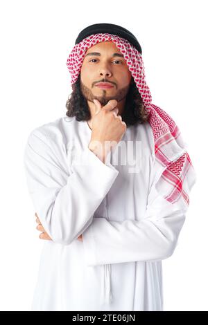 Nachdenklicher junger Mann in traditioneller nahöstlicher Kleidung auf weißem Hintergrund Stockfoto
