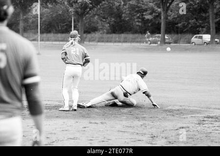 Softball-Männer: Bloemendaal-Almere, Bloemendaal, 22-06-1991, Whizgle News aus der Vergangenheit, zugeschnitten auf die Zukunft. Erkunden Sie historische Geschichten, das Image der niederländischen Agentur aus einer modernen Perspektive, die die Lücke zwischen den Ereignissen von gestern und den Erkenntnissen von morgen überbrückt. Eine zeitlose Reise, die die Geschichten prägt, die unsere Zukunft prägen. Stockfoto
