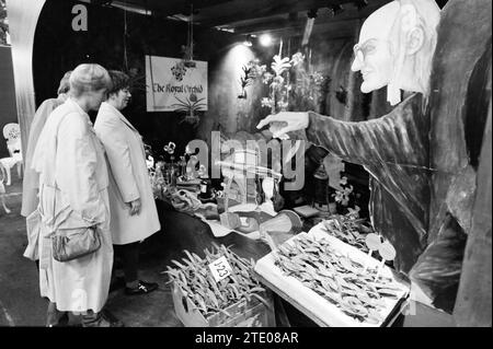 Blumen- und Pflanzenausstellung, Aalsmeer Auktion, Aalsmeer, 04-11-1992, Whizgle News from the Past, Tailored for the Future. Erkunden Sie historische Geschichten, das Image der niederländischen Agentur aus einer modernen Perspektive, die die Lücke zwischen den Ereignissen von gestern und den Erkenntnissen von morgen überbrückt. Eine zeitlose Reise, die die Geschichten prägt, die unsere Zukunft prägen. Stockfoto