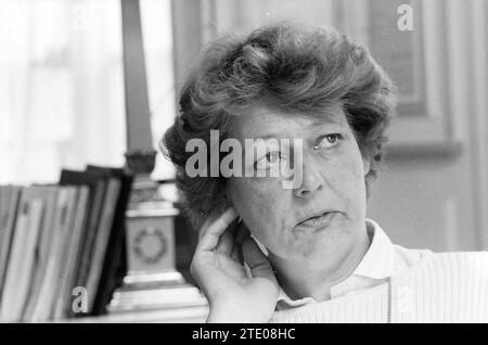 Stellvertretende Frau van Diepen, Provinzleitung, 20-04-1989, Whizgle News aus der Vergangenheit, zugeschnitten auf die Zukunft. Erkunden Sie historische Geschichten, das Image der niederländischen Agentur aus einer modernen Perspektive, die die Lücke zwischen den Ereignissen von gestern und den Erkenntnissen von morgen überbrückt. Eine zeitlose Reise, die die Geschichten prägt, die unsere Zukunft prägen. Stockfoto