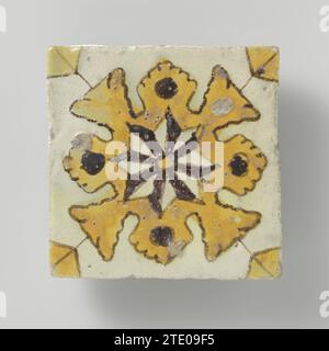 Fliese, anonym, 1600 - 1800 Fliese, gelb lackiert, Mangan. Lobbetrosette, in der ein achtzackiger Stern steht. In den Ecken eines Viertels riesiger Ecken, verbunden mit der Rosette durch eine dünne Linie. Tunesien (möglich) Marokko (möglich) Steingut. Zinnfliesen, gelb lackiert, Mangan. Lobbetrosette, in der ein achtzackiger Stern steht. In den Ecken eines Viertels riesiger Ecken, verbunden mit der Rosette durch eine dünne Linie. Tunesien (möglich) Marokko (möglich) Steingut. Zinnglasur Stockfoto