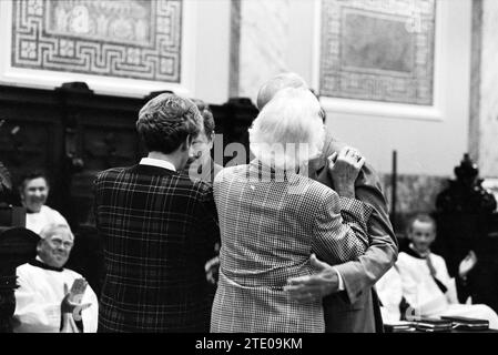 Auszeichnungen, Joseph Church, 15-05-1993, Whizgle News from the Past, Tailored for the Future. Erkunden Sie historische Geschichten, das Image der niederländischen Agentur aus einer modernen Perspektive, die die Lücke zwischen den Ereignissen von gestern und den Erkenntnissen von morgen überbrückt. Eine zeitlose Reise, die die Geschichten prägt, die unsere Zukunft prägen. Stockfoto