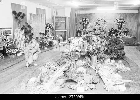 Flower Parade Aalsmeer, Flower Parade, Blumenausstellung, 01-09-1967, Whizgle News from the Past, maßgeschneidert für die Zukunft. Erkunden Sie historische Geschichten, das Image der niederländischen Agentur aus einer modernen Perspektive, die die Lücke zwischen den Ereignissen von gestern und den Erkenntnissen von morgen überbrückt. Eine zeitlose Reise, die die Geschichten prägt, die unsere Zukunft prägen. Stockfoto