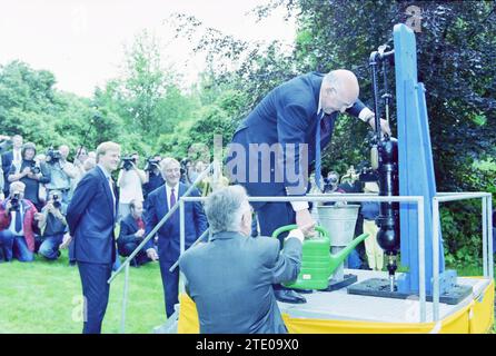 Consort Cruquius Prinz Willem-Alexander, Cruquius, 05-06-2002, Whizgle News aus der Vergangenheit, zugeschnitten auf die Zukunft. Erkunden Sie historische Geschichten, das Image der niederländischen Agentur aus einer modernen Perspektive, die die Lücke zwischen den Ereignissen von gestern und den Erkenntnissen von morgen überbrückt. Eine zeitlose Reise, die die Geschichten prägt, die unsere Zukunft prägen. Stockfoto