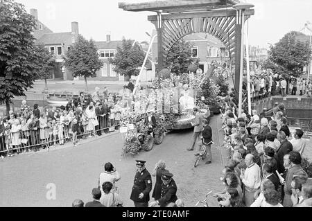 Flower Parade Aalsmeer, Flower Parade, Blumenausstellung, 04-09-1971, Whizgle News from the Past, Tailored for the Future. Erkunden Sie historische Geschichten, das Image der niederländischen Agentur aus einer modernen Perspektive, die die Lücke zwischen den Ereignissen von gestern und den Erkenntnissen von morgen überbrückt. Eine zeitlose Reise, die die Geschichten prägt, die unsere Zukunft prägen. Stockfoto
