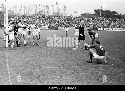 VSV - SHS, Fußball, 24.09.1961, Whizgle News from the Past, maßgeschneidert für die Zukunft. Erkunden Sie historische Geschichten, das Image der niederländischen Agentur aus einer modernen Perspektive, die die Lücke zwischen den Ereignissen von gestern und den Erkenntnissen von morgen überbrückt. Eine zeitlose Reise, die die Geschichten prägt, die unsere Zukunft prägen. Stockfoto