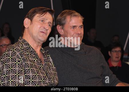 Ingo Naujoks und Sven Martinek bei der Aufzeichnung der NDR Talk Show im NDR Fernsehstudio Lokstedt. Hamburg, 15.12.2023 NDR Talk Show vom 15.12.2023 aus Hamburg, Hamburg-Lokstedt Hamburg Deutschland NDR Studio in Hamburg-Lokstedt *** Ingo Naujoks und Sven Martinek bei der Aufnahme der NDR Talk Show im NDR-Fernsehstudio Lokstedt Hamburg, 15 12 2023 NDR Talk Show vom 15 12 2023 aus Hamburg, Hamburg Lokstedt Hamburg Deutschland NDR Studio in Hamburg Lokstedt Stockfoto