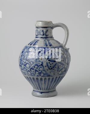 Krug mit den Kurfürsten, Medaillons und Blumenrollen, anonym, ca. 1600 - ca. 1620 Krug Steinzeug auf einem hohen Fuß mit einem eiförmigen Körper und kurzem, weitem Hals. Das C-förmige Ohr wird am Hals und an der Schulter befestigt. Profile an Hals und Fuß. Teilweise mit Kobaltblau bedeckt. Am Bauch ein breites Band mit gebrochenen Rängen mit gestempelten Blüten, unterbrochen von Medaillons mit einer Blumenrosette. Der untere Teil des Bauches mit einem Band Canelures. Auf der Schulter eine Verbindung mit Kanülen, durchsetzt mit einem Kernschnitt. Der Hals mit einer gedruckten und aufgezwungenen Bindung mit sechs Kurfürsten und ihren Waffen Stockfoto