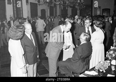 Abschiedsrat zu Hause, Gemeinderat Haarlem, Haarlem, Niederlande, 01-09-1982, Whizgle News aus der Vergangenheit, zugeschnitten auf die Zukunft. Erkunden Sie historische Geschichten, das Image der niederländischen Agentur aus einer modernen Perspektive, die die Lücke zwischen den Ereignissen von gestern und den Erkenntnissen von morgen überbrückt. Eine zeitlose Reise, die die Geschichten prägt, die unsere Zukunft prägen. Stockfoto