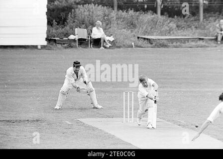 Cricket Match, Whizgle News aus der Vergangenheit, maßgeschneidert für die Zukunft. Erkunden Sie historische Geschichten, das Image der niederländischen Agentur aus einer modernen Perspektive, die die Lücke zwischen den Ereignissen von gestern und den Erkenntnissen von morgen überbrückt. Eine zeitlose Reise, die die Geschichten prägt, die unsere Zukunft prägen. Stockfoto