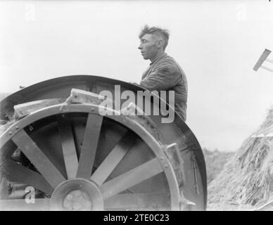 Landwirt auf Traktor im Anna Paulownapolder ca. 1930 Stockfoto