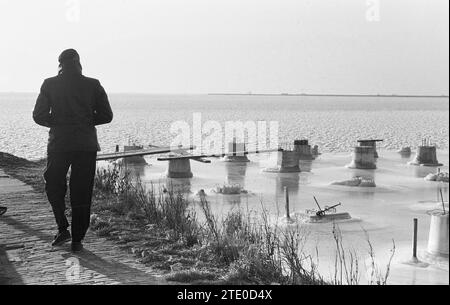 Mann auf der Shorline / Eis auf dem IJsselmeer ca. Dezember 1962 Stockfoto