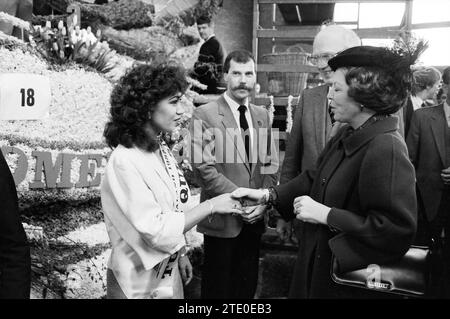 Königin Beatrix bei der Parade schwimmt HOBAHO Hallen, Lisse, Blumenparade, Blumenausstellung, königliche Empfänge und königliche Besuche, Lisse, 22-04-1983, Whizgle News aus der Vergangenheit, maßgeschneidert für die Zukunft. Erkunden Sie historische Geschichten, das Image der niederländischen Agentur aus einer modernen Perspektive, die die Lücke zwischen den Ereignissen von gestern und den Erkenntnissen von morgen überbrückt. Eine zeitlose Reise, die die Geschichten prägt, die unsere Zukunft prägen. Stockfoto