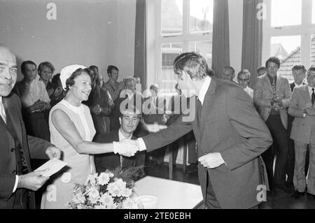 HR. Jubiläum und Empfang Kalf, Haarlems Dagblad, etc. Und IJmuider Courant and Koeri, 15-09-1970, Whizgle News from the Past, Tailored for the Future. Erkunden Sie historische Geschichten, das Image der niederländischen Agentur aus einer modernen Perspektive, die die Lücke zwischen den Ereignissen von gestern und den Erkenntnissen von morgen überbrückt. Eine zeitlose Reise, die die Geschichten prägt, die unsere Zukunft prägen. Stockfoto