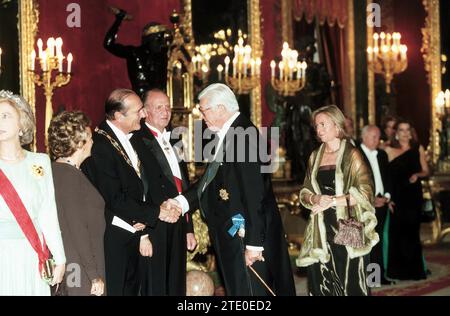 10/04/1999. Guillermo Luca de Tena begrüßt Jacques Chirac beim Galadinner der Könige von Spanien zu Ehren des Präsidenten der Französischen Republik. Quelle: Album / Archivo ABC / José María Barroso Stockfoto